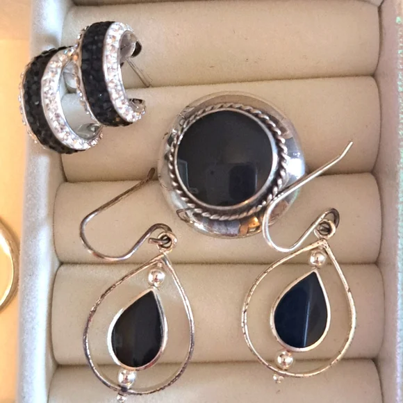 Black Onxy sterling silver ring with gift set - Picture 2 of 3